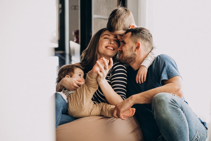 Familia reunida y contenta en su hogar en España